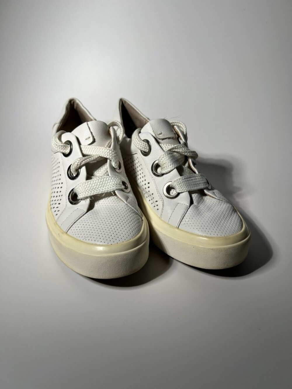 VANELi Sport Women’s Leather Sneakers Size 7.5 White Lace Up Comfort